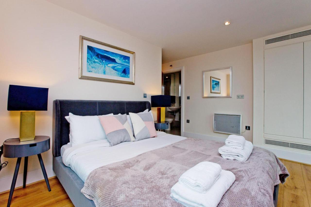 Apartment River Views London